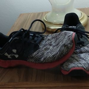 5 1/2 youth under armor athletic shoes